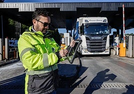 Un operario controla los niveles de contaminación en Irun.