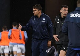 Ansotegi levanta el pulgar en señal de aprobación.