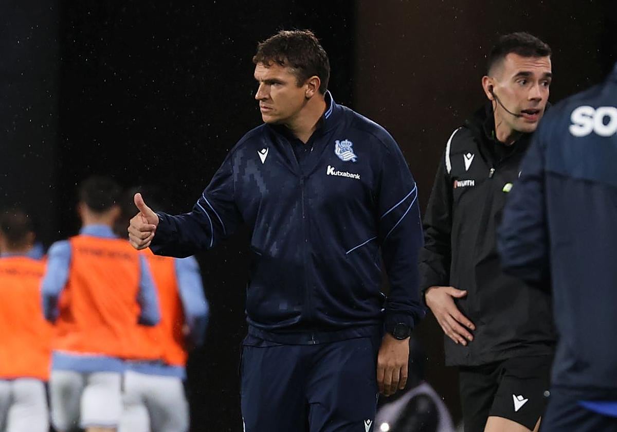 Ansotegi levanta el pulgar en señal de aprobación.