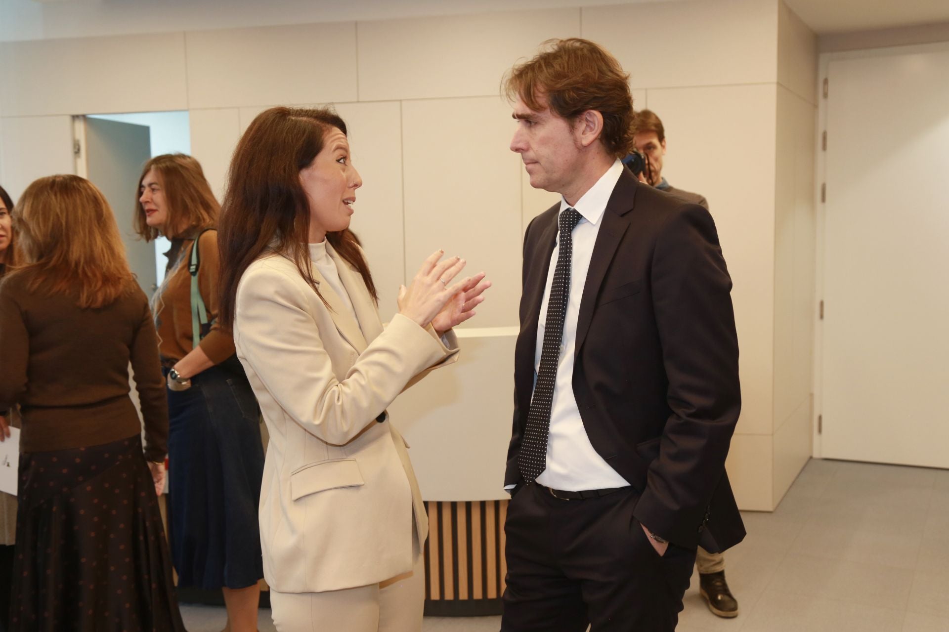 Azahara Domínguez (diputada de Movilidad, Turismo y Ordenación Territorial) charla con David Taberna (director de El Diario Vasco).