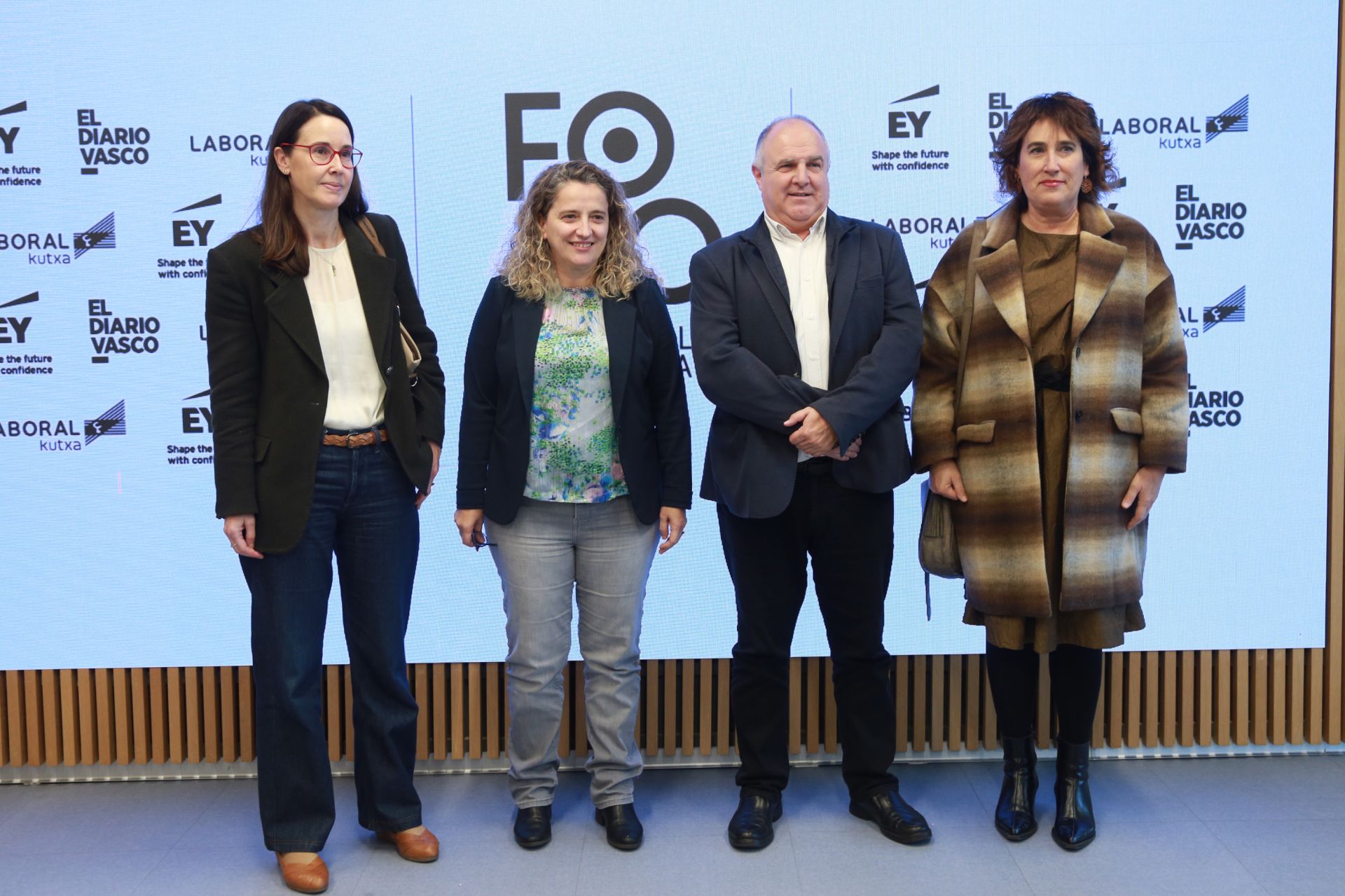 Irune Yarza (directora de Hacienda), Itziar Agirre (diputada de Hacienda y Finanzas), Iñaki Rubio (presidente del Tribunal Económico Administrativo) y Bittori Zabala (directora de Política fiscal y financiera).
