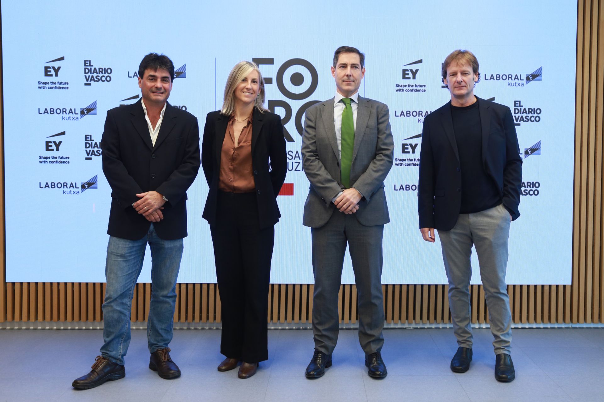 Alberto Garate (Grupo ONE), Amaia Arregi (directora de Promoción Económica de la Diputación Foral de Gipuzkoa), Iker Urrutia (Iberdrola Gipuzkoa) y Carlos Iriarte (Gerente de Larogei).