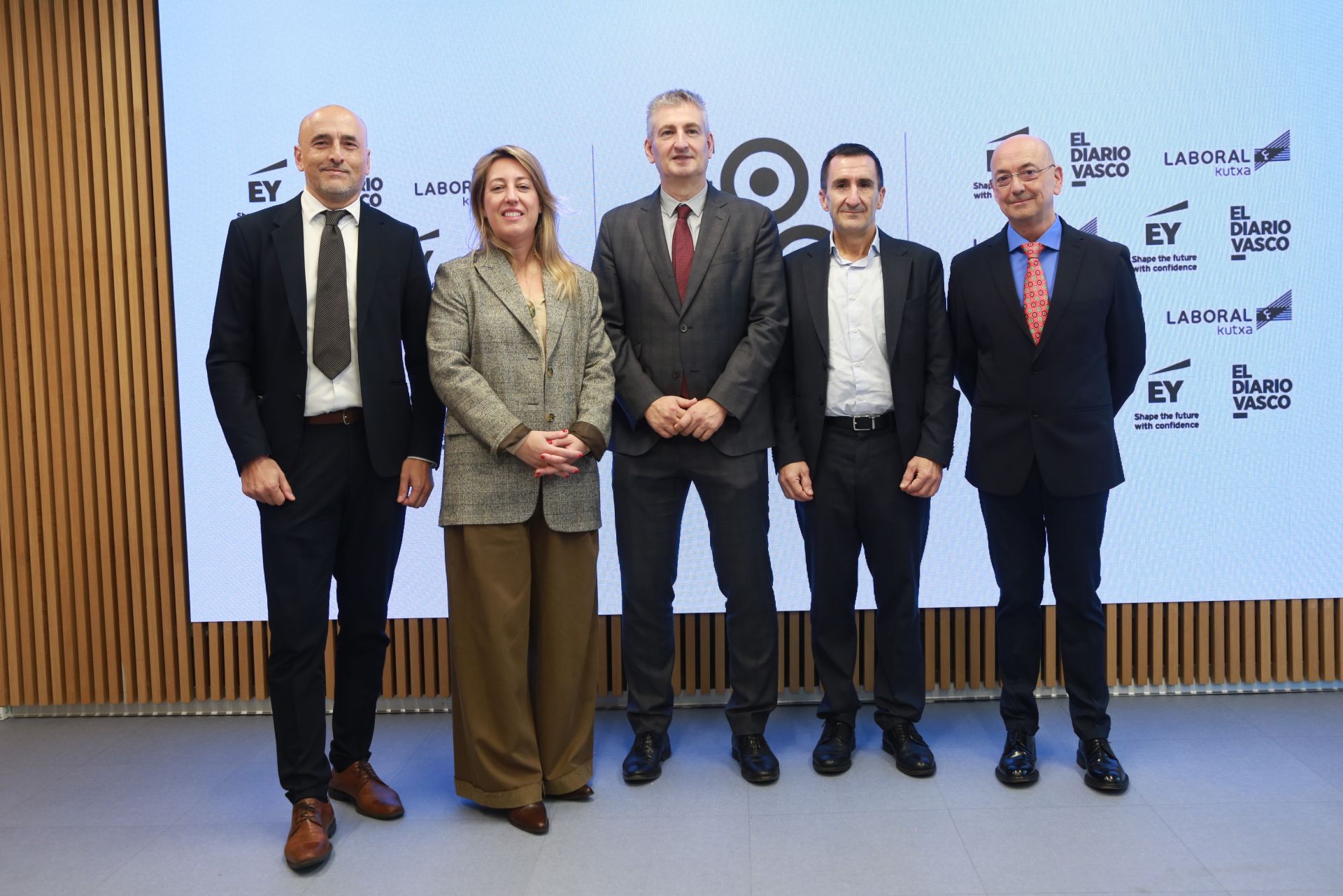 Juan Manuel Velasco (subdirector de DV), Arantxa Aldaz (jefa de información de DV), Javier Aizpurua (diector de Basque Quantum), Ricardo Díez (director del Donostia International Physics Center) y Javier Roldán (adjunto a la dirección de DV).