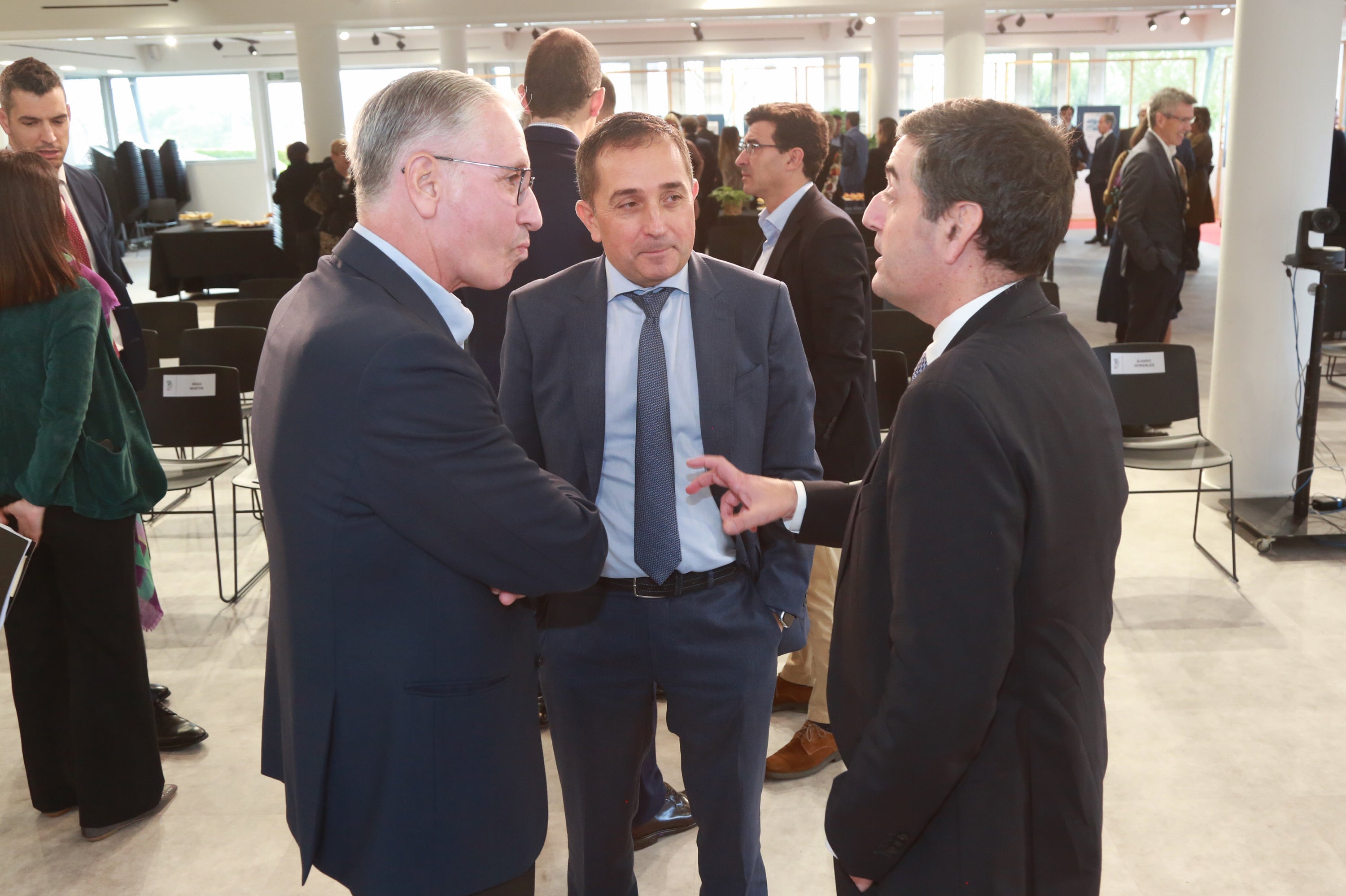 Ivan Martén (presidente de Orkestra), Xabier Sagredo (presidente de la Fundación BBK) y Adolfo Plaza (presidente de Laboral Kutxa).