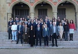 Hizkuntza Ofizialen Kontseilua eratzeko bileran parte hartu zuten ordezkariak.