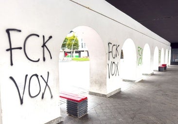 Aparecen pintadas contra Vox en Lasarte-Oria horas antes de que el partido instale una carpa en el municipio