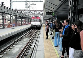 Viajeros esperan en el nuevo andén de Cercanías de la estación de Atotxa, que abrió ayer