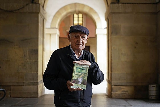 Anjel Lertxundi muestra el libro 'La colina del aliso', traducido por Inazio Mujika