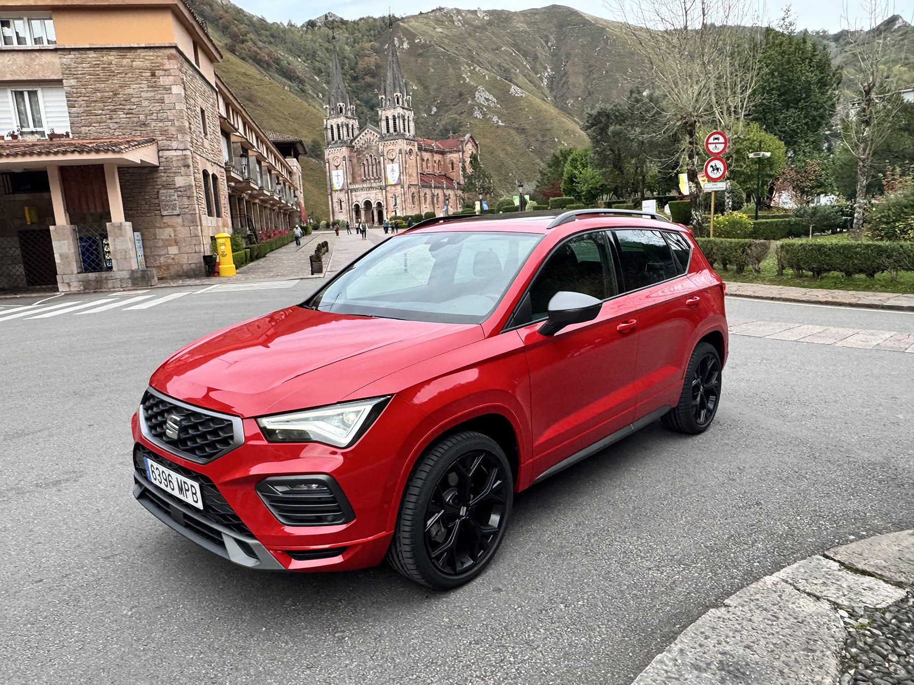 El Seat Ateca FR 75 Aniversario monta unas llantas negras específicas y otros detalles como los retrovisores. En la imagenn con la Basílica de Covadonga