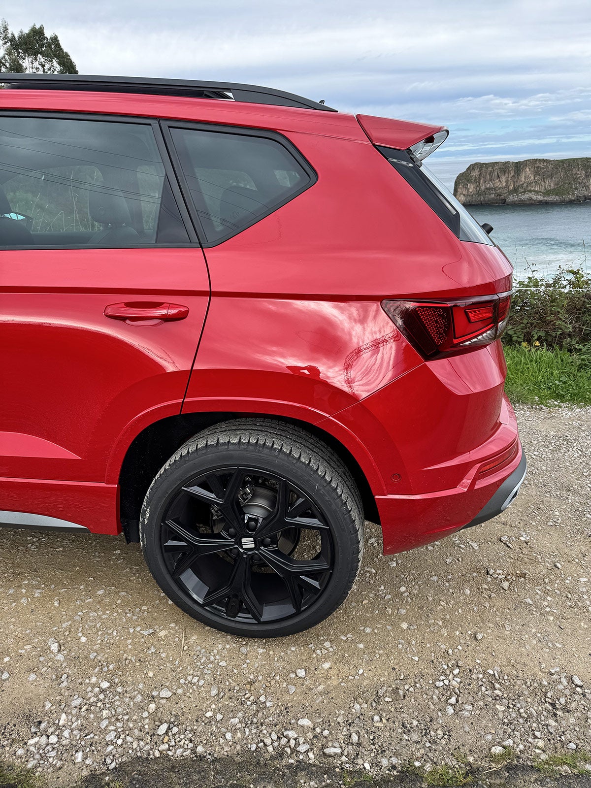 En el equipamiento exclusivo de la gama FR, destacan las llantas en negro brillante de 48 cm (19''), el techo panorámico eléctrico y el techo interior en negro.