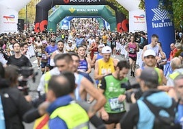 Los corredores llegan a la meta del Boulevard.
