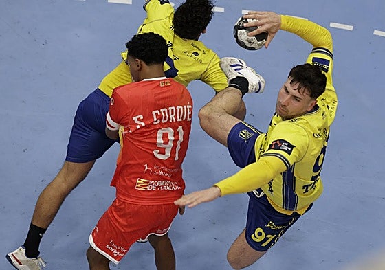 Tito Díaz se levanta para realizar un lanzamiento en el partido ante el Huesca.