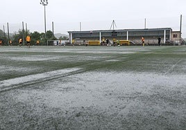 El actual sistema de drenaje del campo «se encuentra parcialmente obstruido», tal y como indica el documento del proyecto de ejecución.