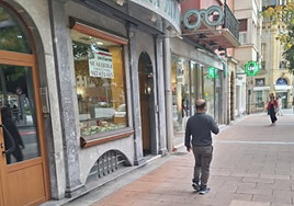 Óptica Mujica baja la persiana tras décadas de servicio en el corazón de Irun.