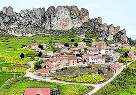 La estampa de la localidad riojana de Cellorigo, de 10 habitantes, bajo la peña es impresionante en esta época.