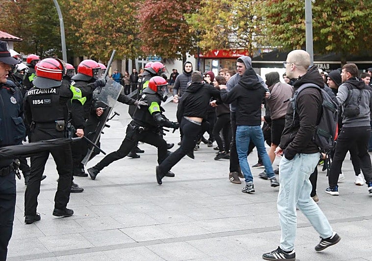 Incidentes en Lasarte-Oria durante una protesta contra la carpa de Vox