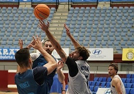 Ansorregi, Korsantia y Nicolau, durante un entrenamiento.