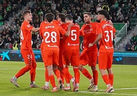 Los realistas celebran el gol anotado por Oyarzabal en Elche.