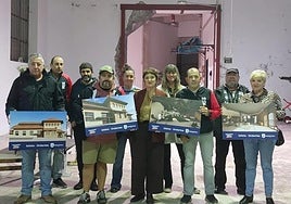 Los representantes del Gobierno Municipal, Hibaika y la Asociación de Vecinos en el interior del pabellón.