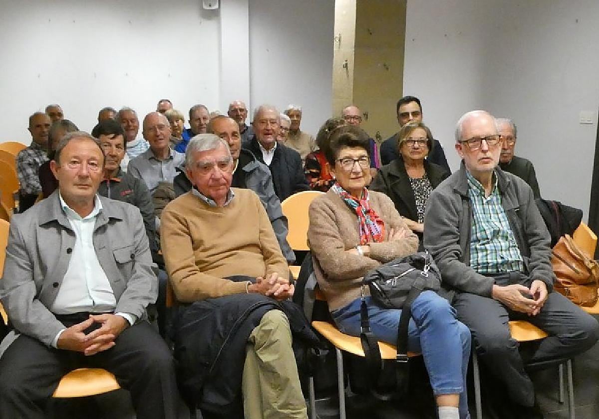 La veterana fotógrafa Trini Grases, en un momento de la presentación del audiovisual de fotografías en el Club Vasco de Camping.