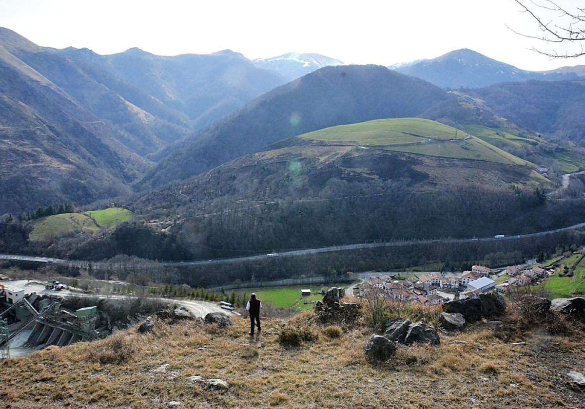 La cantera a la derecha, a pocos metros del pueblo de Almandoz, en Baztan.