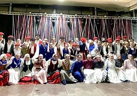Foto grupal del festival organizado con motivo del 50 aniversario en Zubikoa, en la que Txutxin (fallecido hace año y medio) recibió la 'makila de honor' de la agrupación.