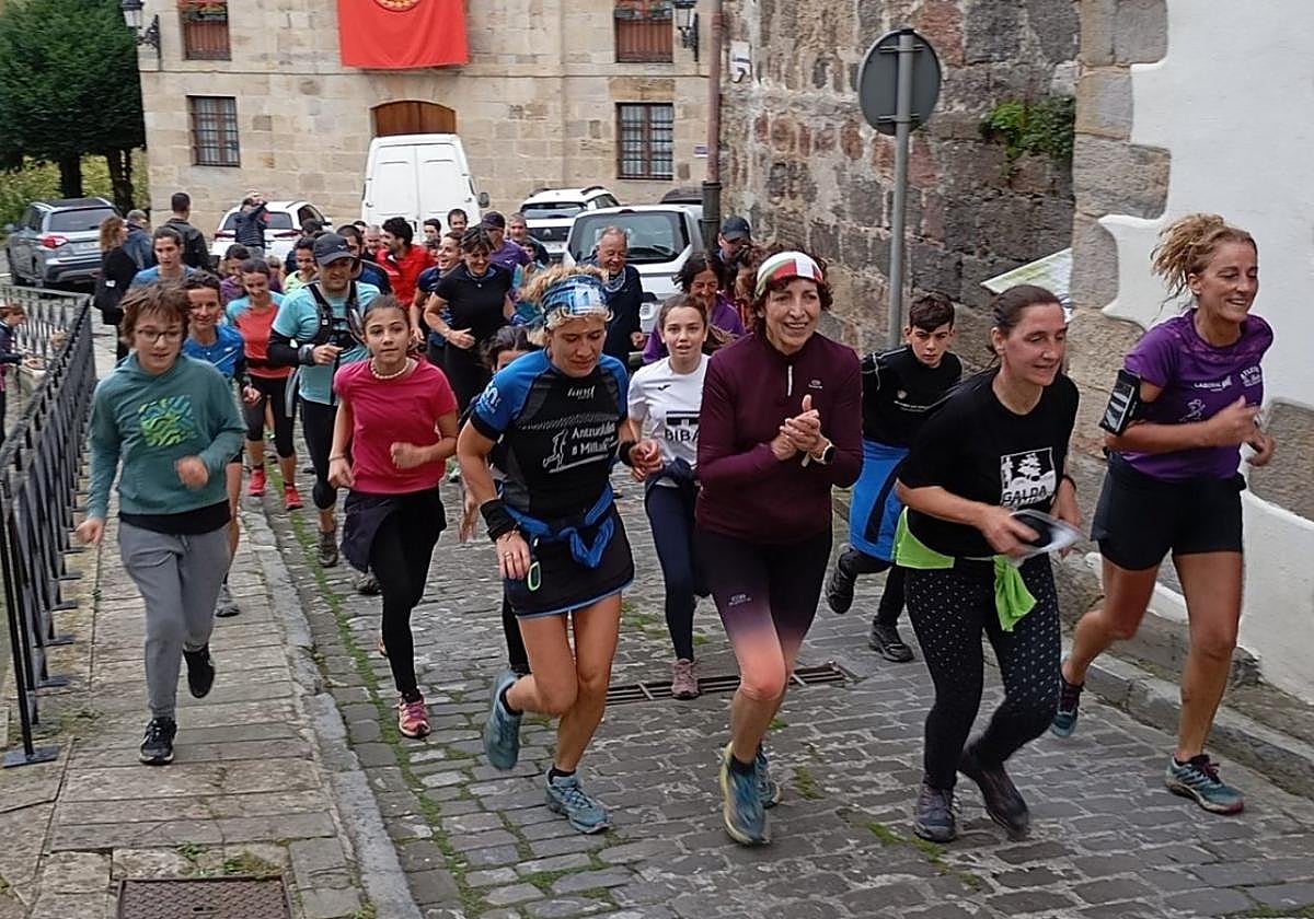 Arrasate-Gatzaga lagunarteko eta lehiaketabako lasterketak hamargarren edizioa beteko du igandean, eta 13:00etan iritsiko da herrira.