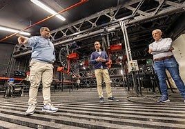 El jefe técnico, Sergio López, José Ignacio Abanda y Jaime Otamendi, sobre el telar del teatro.