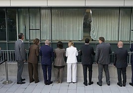 El lehendakari y otras autoridades políticas y empresariales, frente al superordenador de IBM en Donostia