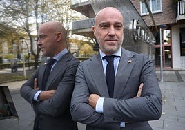 El presidente de la Cámara de Comercio de Gipuzkoa, Mauri Arregui, posa en la entrada de la institución, en el barrio donostiarra de Lorea.