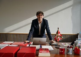 Eneko Andueza en la plaza del Sagrado Corazón en Bilbao, provisional hasta que finalicen las obras de Alameda Recalde.
