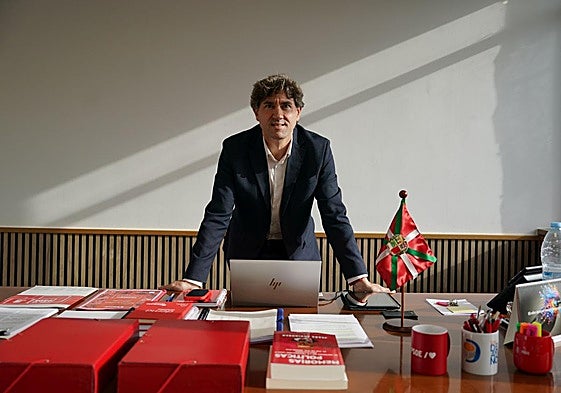 Eneko Andueza en la plaza del Sagrado Corazón en Bilbao, provisional hasta que finalicen las obras de Alameda Recalde.