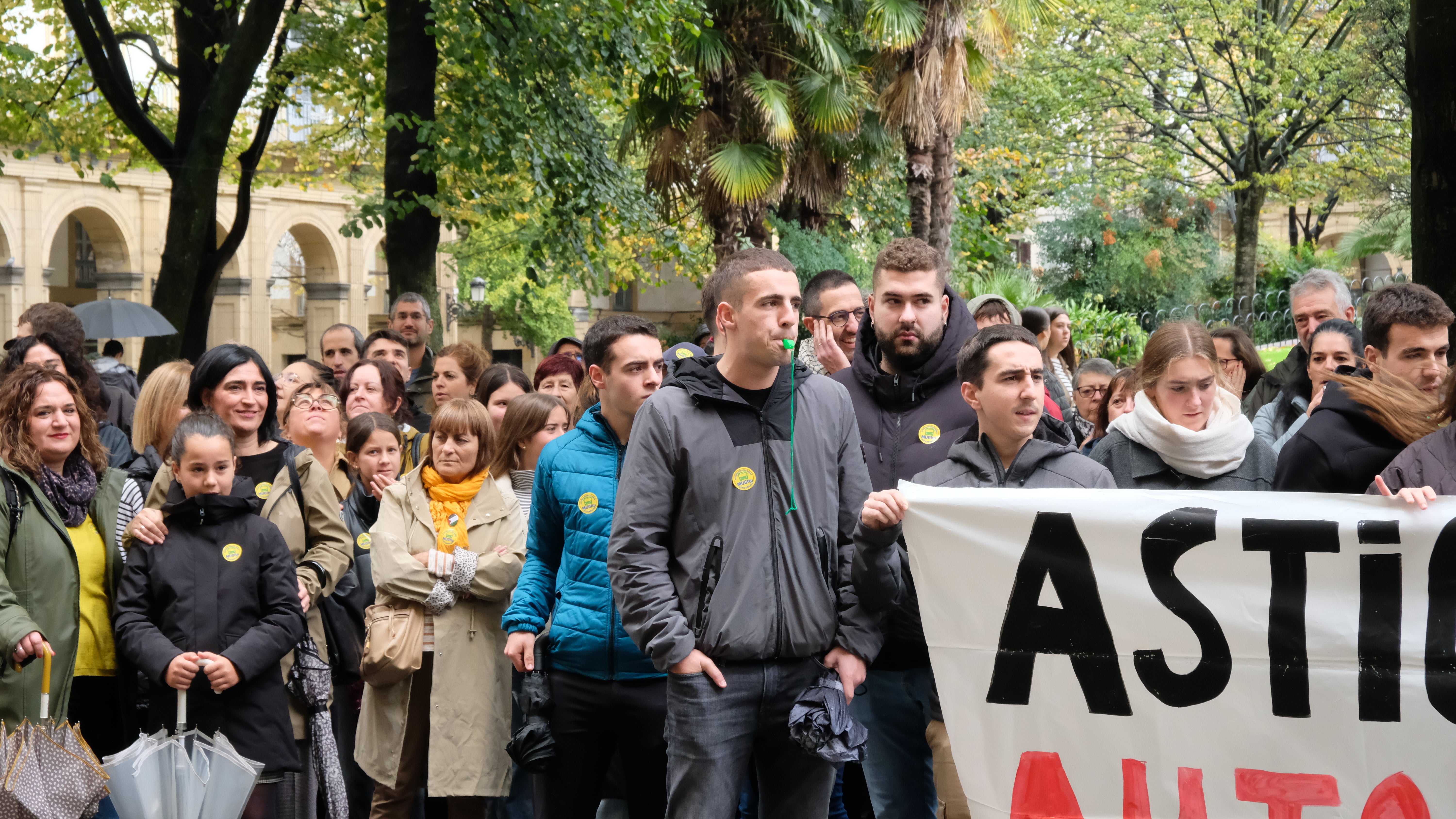 Los vecinos de Astigarraga se concentran en San Sebastián para protestar por el servicio de autobús