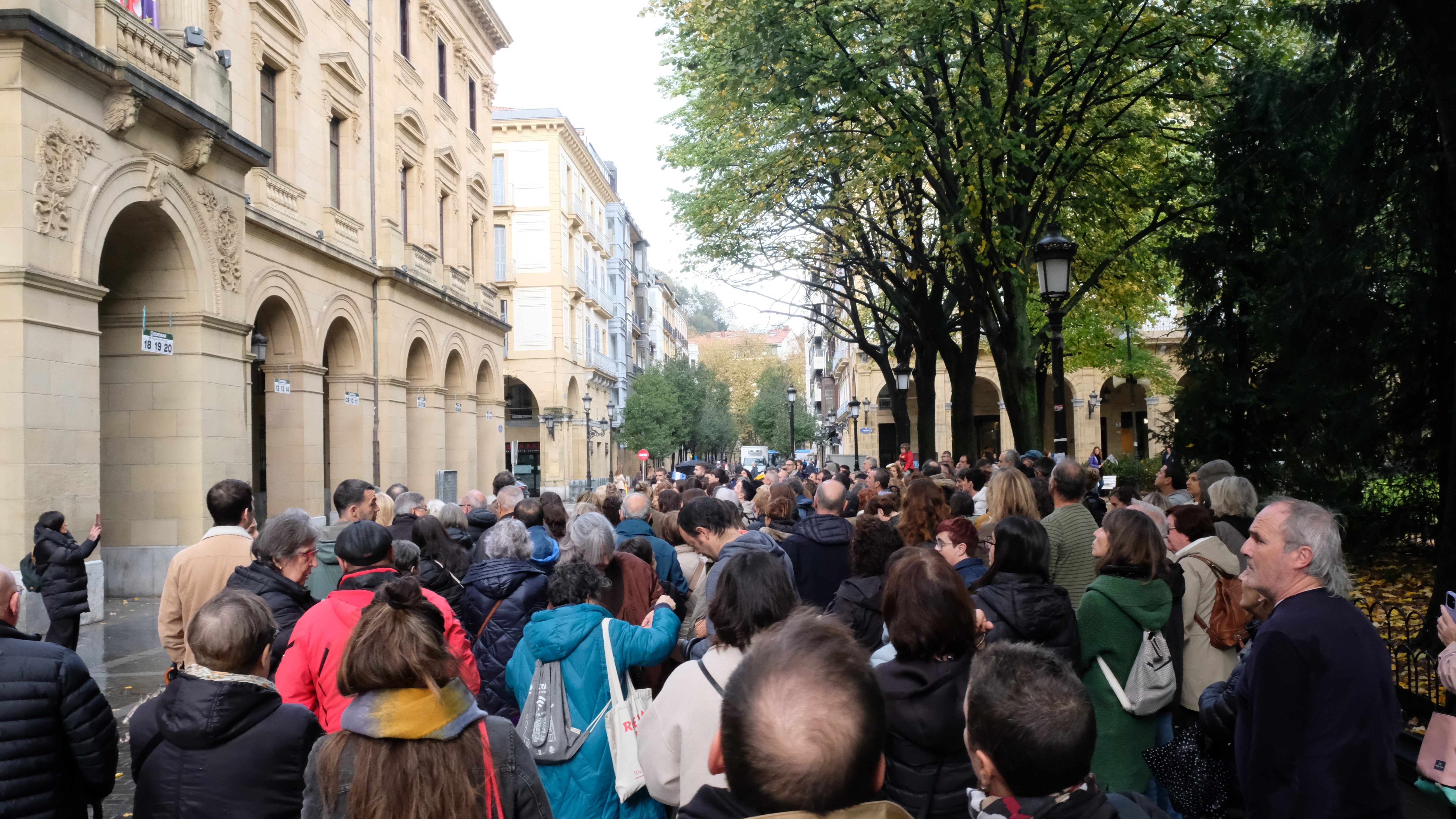 Los vecinos de Astigarraga se concentran en San Sebastián para protestar por el servicio de autobús