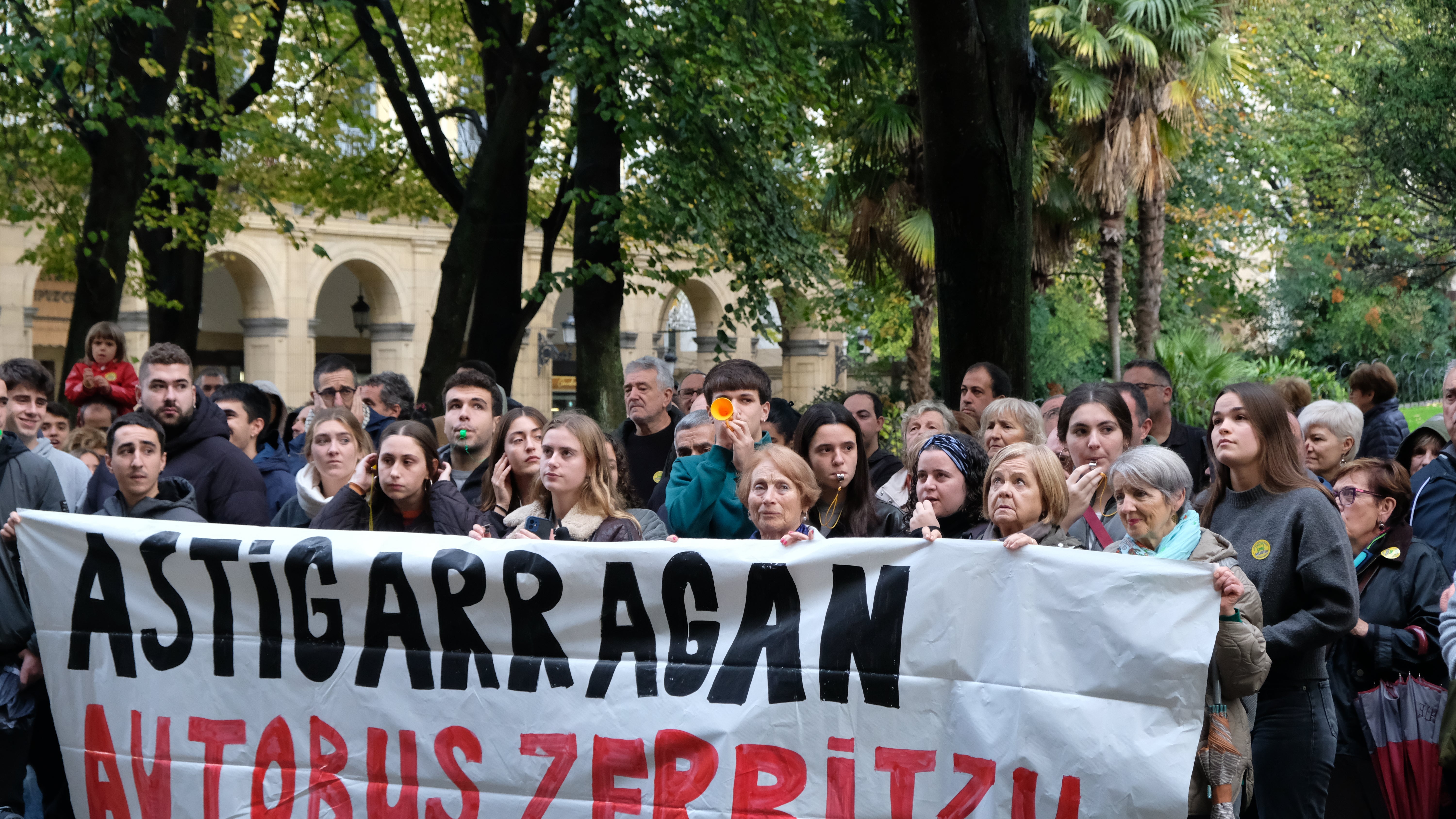 Los vecinos de Astigarraga se concentran en San Sebastián para protestar por el servicio de autobús