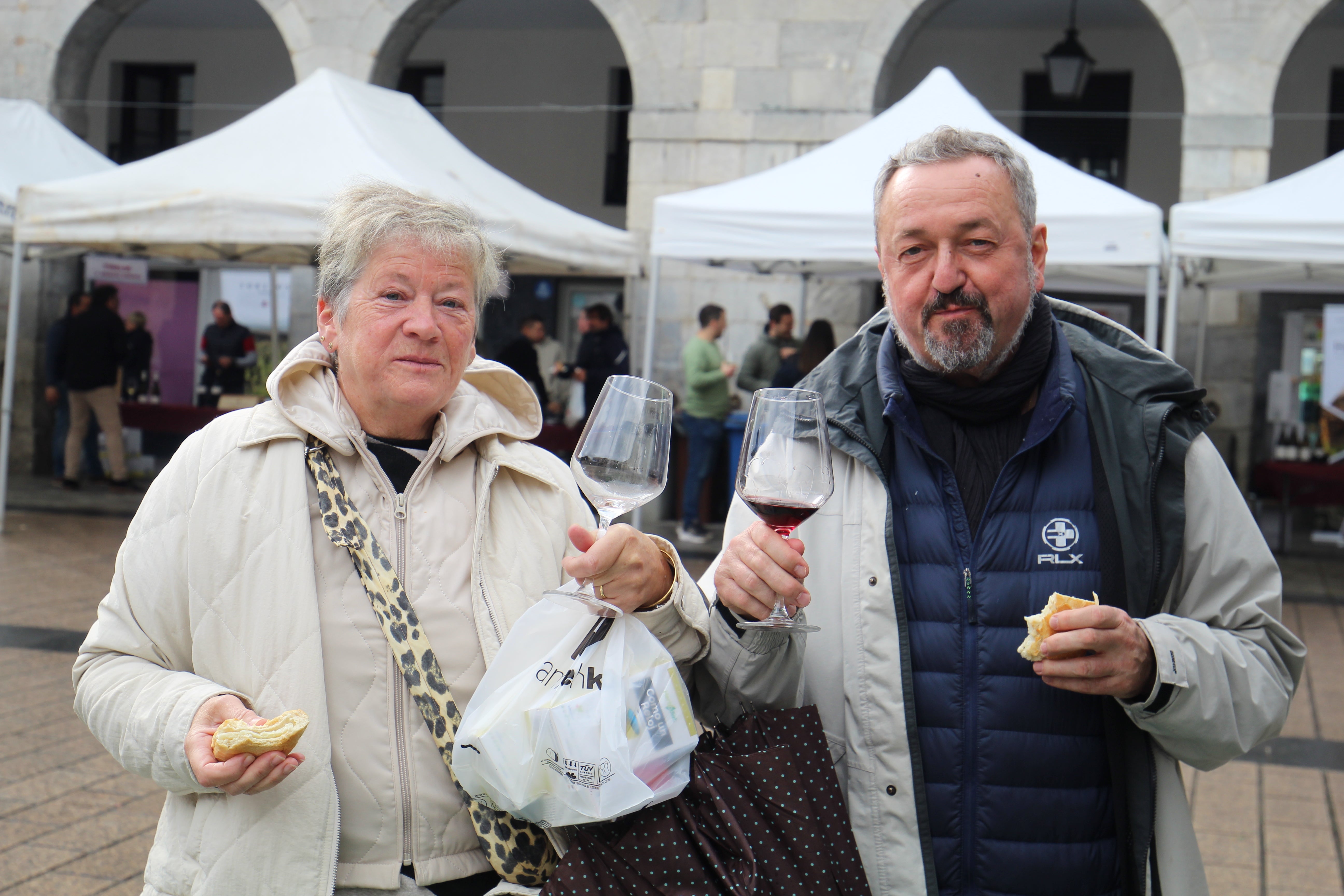 El vino y el buen ambiente llenan la plaza de Azpeitia