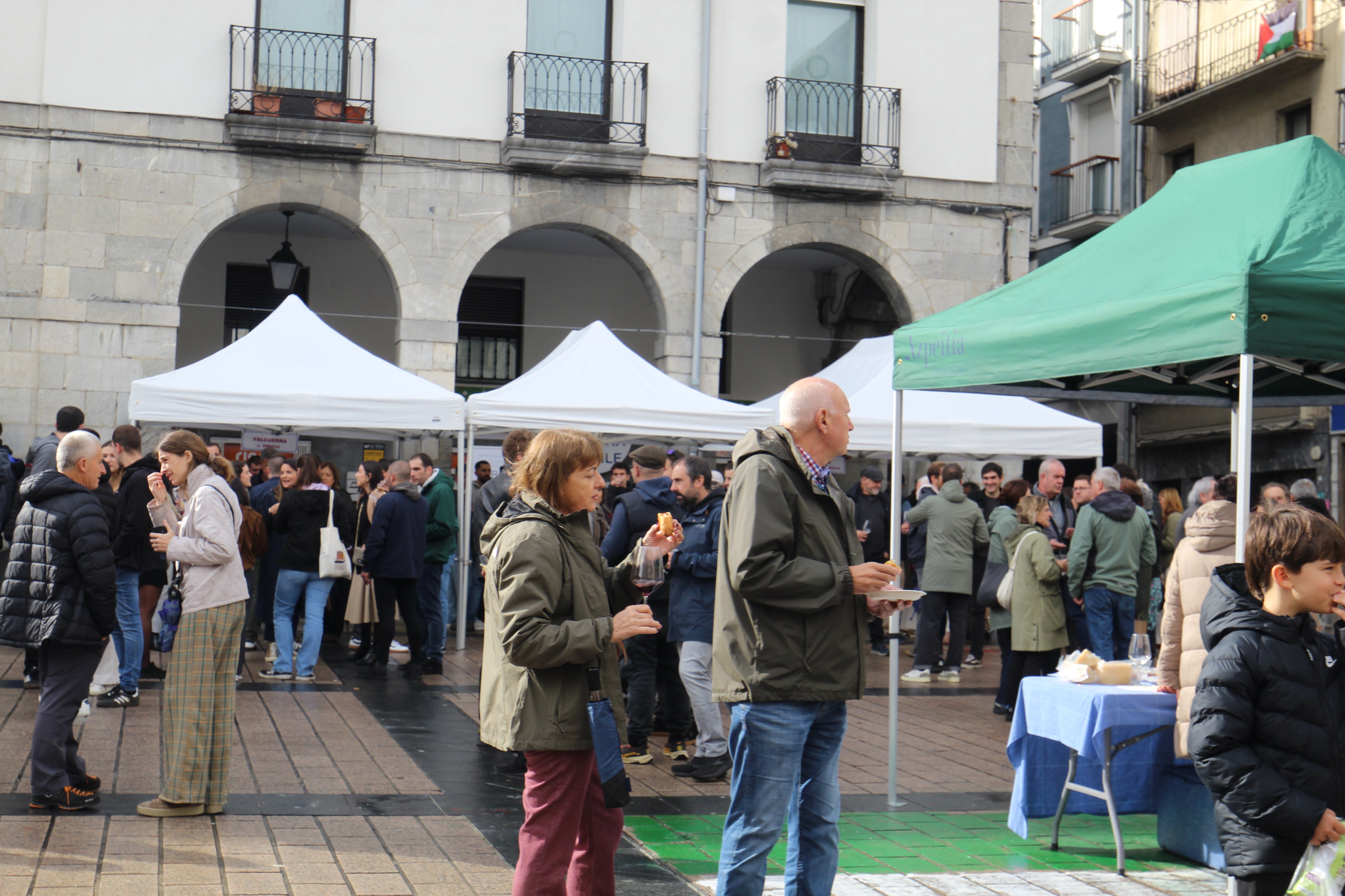 El vino y el buen ambiente llenan la plaza de Azpeitia