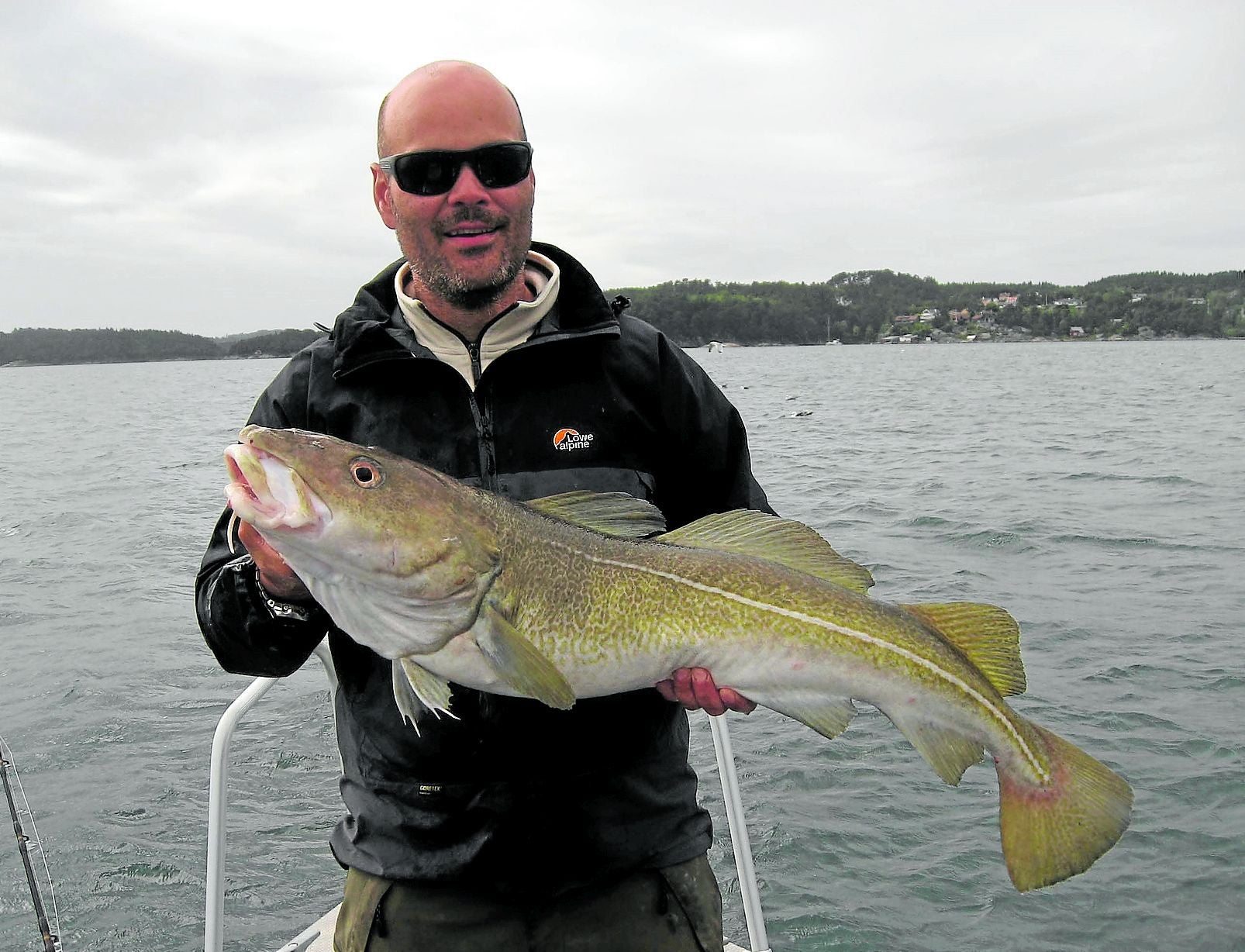 Enrique Blanco analiza una de las especies capturadas.