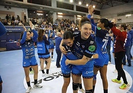 Elba Álvarez y Shula Gavilán se abrazan en pleno festejo del Bera Bera en el Gasca donostiarra tras ganar al Dijon francés.