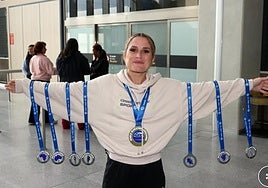 Verdeliss posa con las siete medallas ganadas en la World Marathon Challenge (siete maratones en siete días en siete continentes).