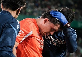 El médico Xabi Valencia tapa la brecha que se hizo en la cabeza Aramburu, el viernes en el Martínez Valero.