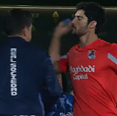 Gonçalo Guedes lanza una botella de agua en el banquillo tras ser sustituido en el partido ante el Elche.