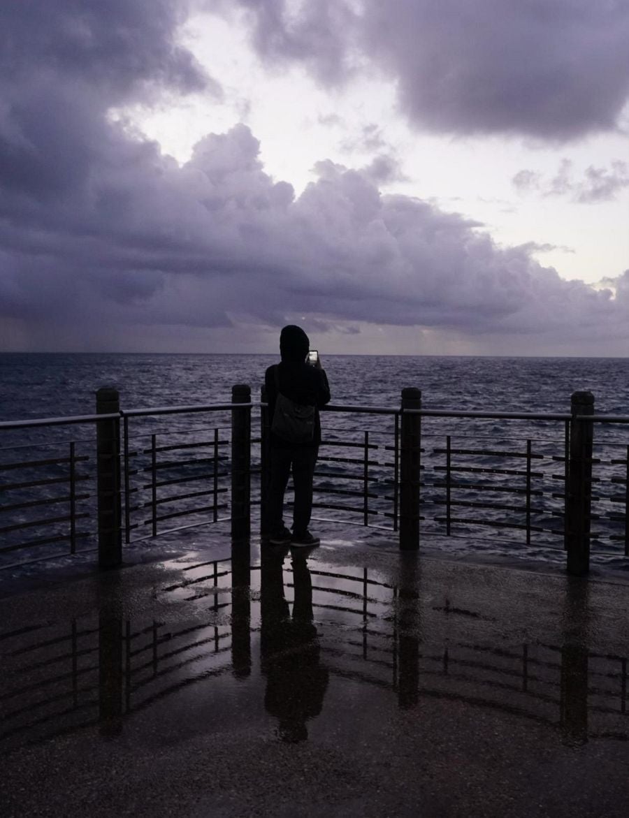 Olas de hasta tres metros en el Paseo Nuevo de San Sebastián