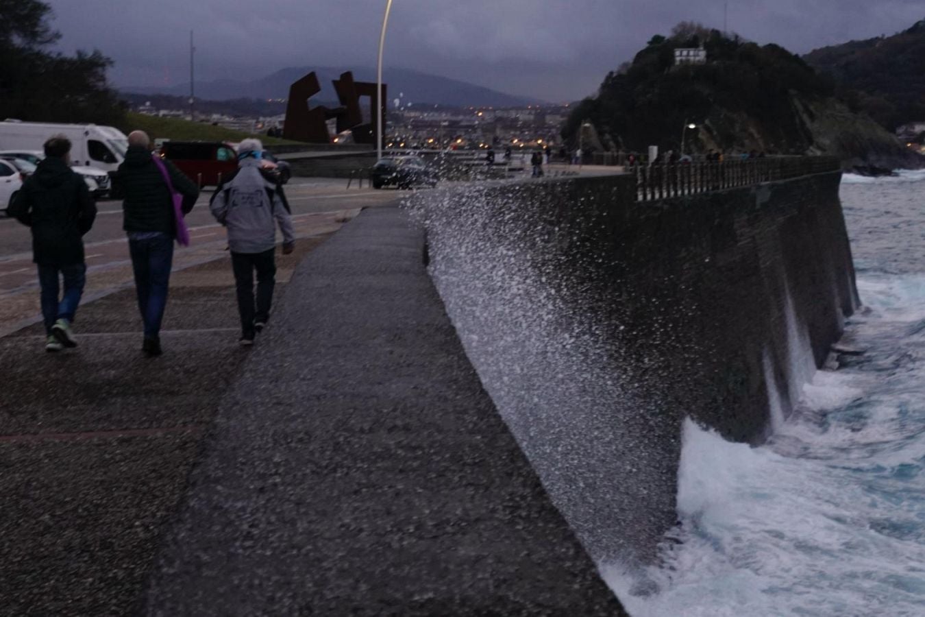 Olas de hasta tres metros en el Paseo Nuevo de San Sebastián