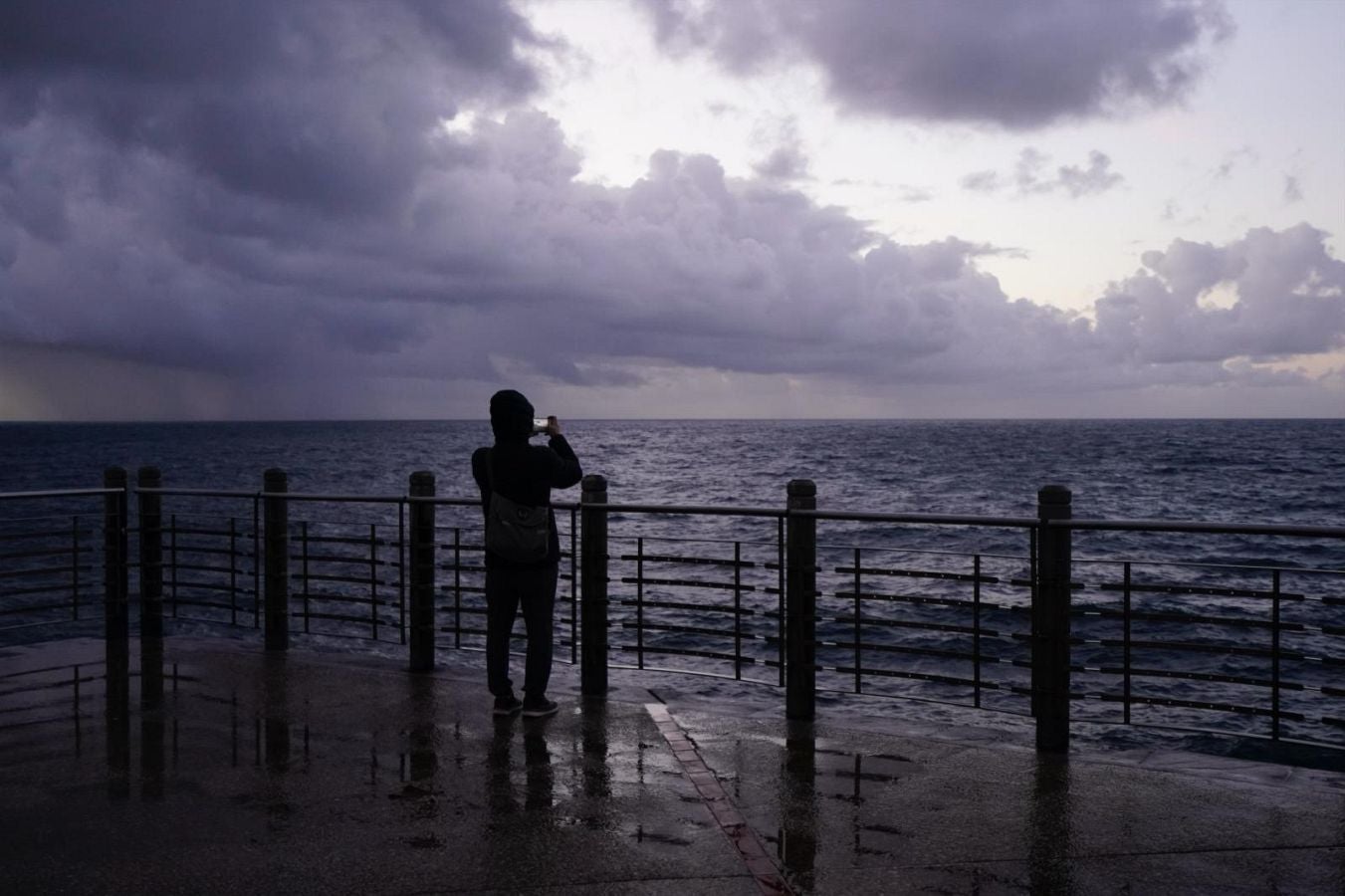Olas de hasta tres metros en el Paseo Nuevo de San Sebastián