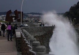 Las olas impactaron con fuerza este sábado en el Paseo Nuevo.
