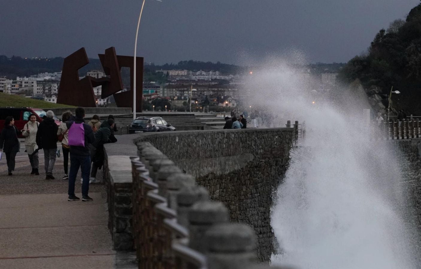 Olas de hasta tres metros en el Paseo Nuevo de San Sebastián