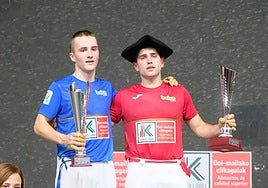 Senar, nuevo campeón del Cuatro y Medio Serie B, en el podio junto Amiano en el frontón Uranzu de Irun.