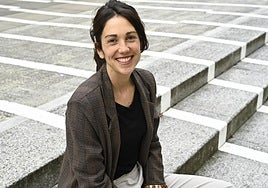 ¿Ubican a Amaia en el paisaje de la foto? La actriz, marionetista, profesora, está en las escaleras de Tabakalera.