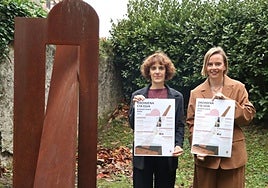 Joana Mendiburu alkatea eta Janire Mitxelena EAJ-ko bozeramailea, Arizmendienea lorategiko Oroimenaren Txokoan.